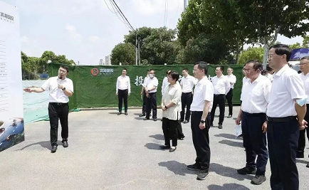 加劲加速推进重点项目建设，以高质量项目引领高质量发展