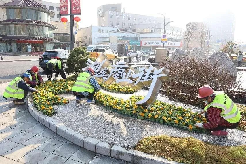 新春走基层:城市“美容师”为锡城更换过节“新衣”守护冬日美景